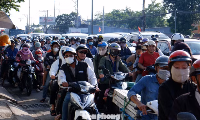 Người dân trở lại TPHCM: Trái ngược ở hai cửa ngõ