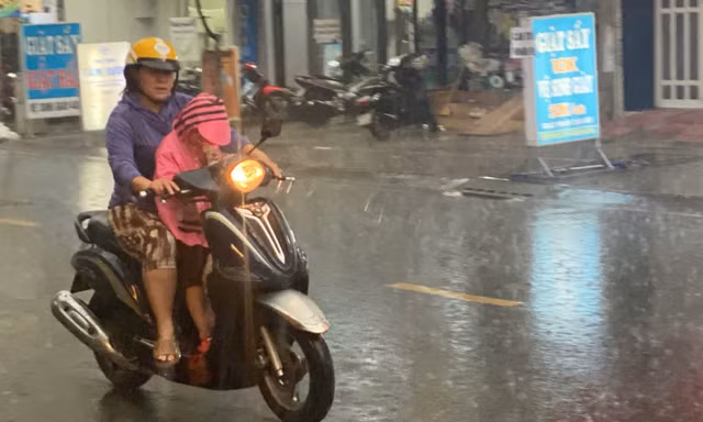 TPHCM mưa trắng trời trước lễ Giáng sinh, cơ quan khí tượng cảnh báo khẩn