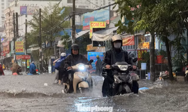 Mưa từ chiều đến tối, nhiều tuyến đường ở TPHCM ngập sâu