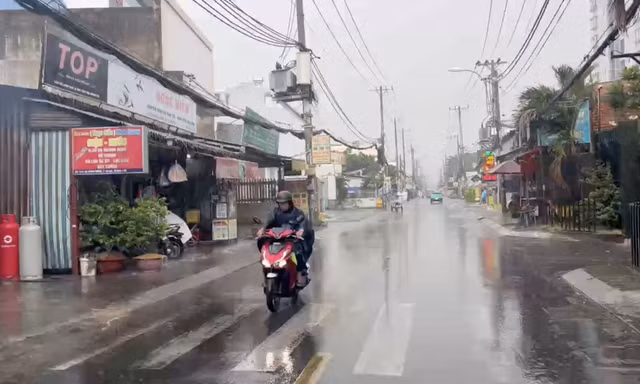 Mưa đầu mùa xối xả ở TPHCM, phố loang nước, người ướt sũng