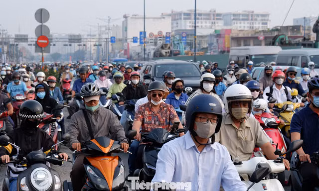 Rào chắn thi công tuyến metro số 2: Cửa ngõ Tân Sơn Nhất ‘ngộp thở’, ùn tắc kéo dài 