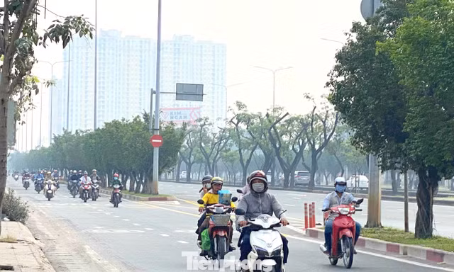Buổi sáng 'dễ thở' hiếm hoi sau nhiều ngày nắng nóng ở TPHCM