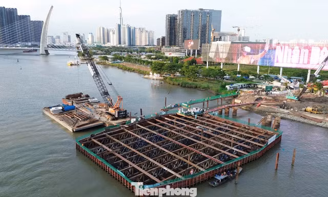 Bí mật dưới mặt nước của cầu đi bộ qua sông Sài Gòn