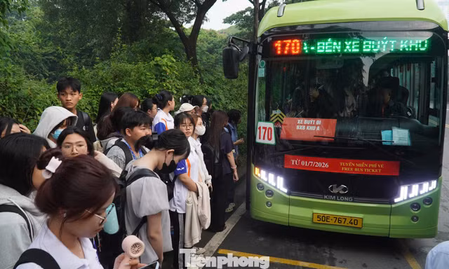 Hình ảnh bất ngờ tại trạm xe buýt làng đại học TPHCM