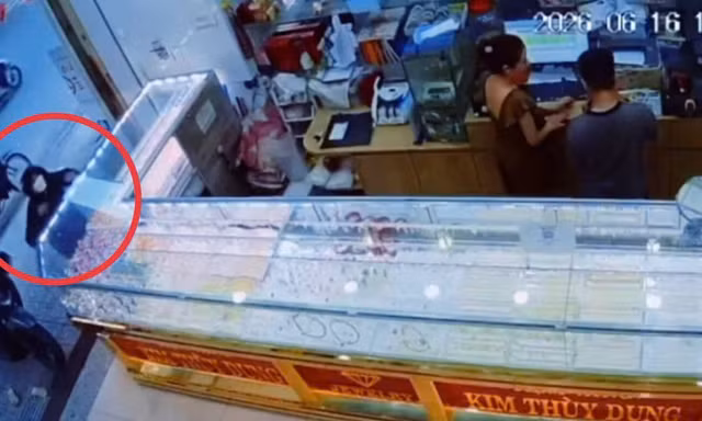 'Nữ quái' giả nam vào tiệm vàng cướp giật tài sản