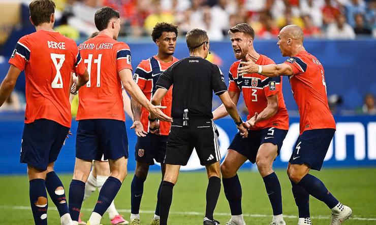 TIN NÓNG WORLD CUP: Na Uy phải chịu bàn thua oan? Bùng nổ tranh cãi trận tứ kết đỉnh cao!