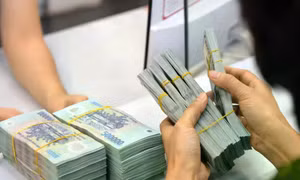 Lãi suất qua đêm hạ nhiệt, vì sao vốn vay vẫn cao?