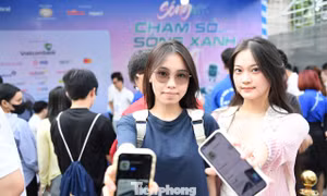 Sóng Festival 2026: Nô nức nhận 'mưa quà tặng' trên phố Trần Nhân Tông - Hà Nội