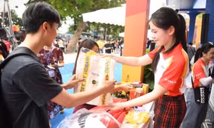 Hàng nghìn lượt khách check-in gian hàng HDBank tại Sóng Festival 2026