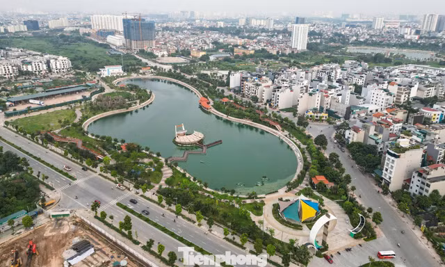 Công viên gần 190 tỷ đồng ở Hà Nội: Hồ điều hòa đổi màu, công nhân khẩn trương dọn dẹp
