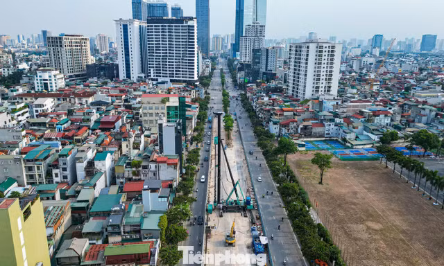 Toàn cảnh công trường ga ngầm S1 trên đường Văn Cao sau khi rào chắn gần 500m đường