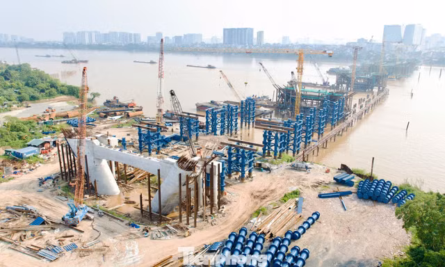 Đại công trường cầu Trần Hưng Đạo tăng tốc trước mùa mưa lũ