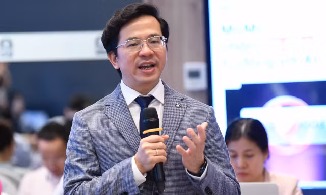 Hết cảnh người dân phải xếp hàng ở Bệnh viện Bạch Mai