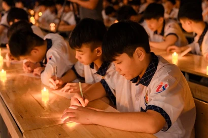Teen IVS cùng nhà thơ Trần Đăng Khoa bước vào hành trình "Gọi lại những thương yêu"