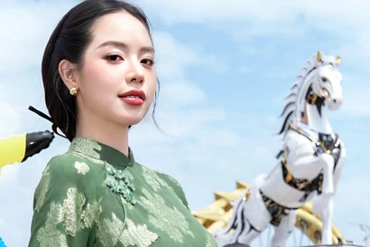 Hoa hậu Thanh Thủy check-in bên linh vật ngựa gây sốt ở Đà Nẵng