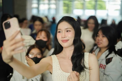 Á hậu Phương Anh trong vòng vây hàng nghìn sinh viên