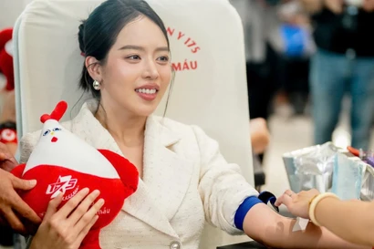 Thanh Thủy, Cẩm Ly cùng hàng nghìn sinh viên hiến máu
