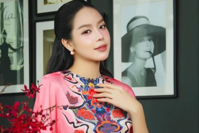 Hoa hậu Thanh Thủy chọn họa tiết ngựa cho Tết Bính Ngọ