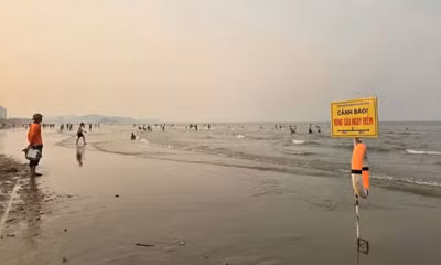 Cứu sống hai anh em đuối nước bị sóng cuốn xa bờ ở biển Cửa Lò