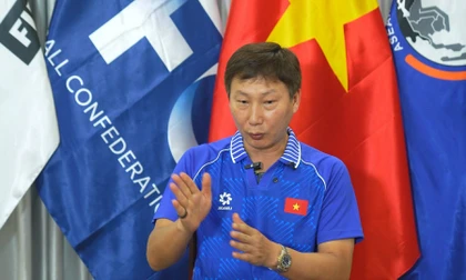 HLV Kim Sang-sik: Vợ tắt tivi khi chúng tôi thua Thái Lan 2 bàn sau hiệp 1… 