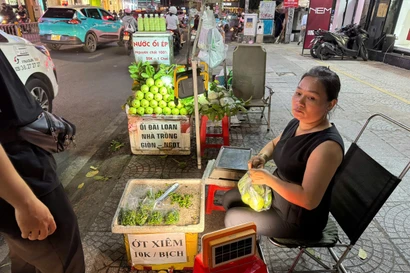 Ớt ra vỉa hè, giá cao ngất