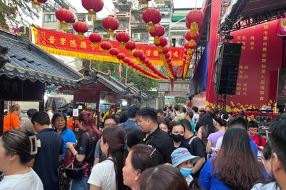 Xếp hàng chờ cả tiếng đồng hồ ăn đậu hũ vàng bán 'mỗi năm một lần'