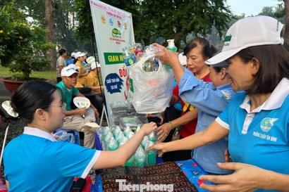 Người dân TPHCM hào hứng đi 'đổi rác lấy quà'