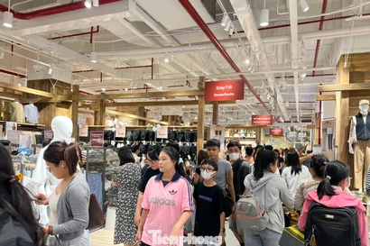 Càng về đêm, tín đồ săn sale Black Friday càng đông
