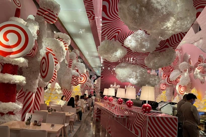 Lạc vào 'thế giới thần tiên' với mây hồng, cây thông kẹo khổng lồ