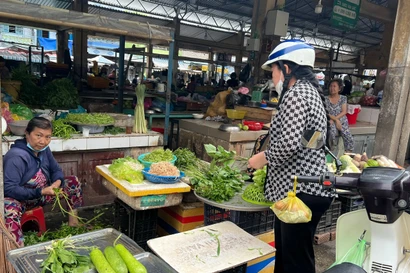 Bão lũ cắt đứt nguồn cung, giá rau xanh TPHCM leo thang từng ngày