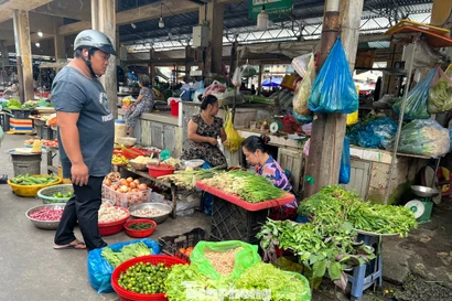 Giá rau xanh tại TPHCM 'giảm nhiệt', người tiêu dùng thở phào