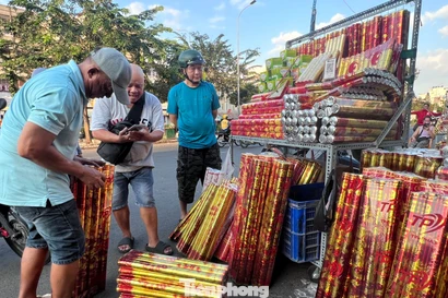 Tấp nập chợ pháo hoa giấy lớn nhất TPHCM trước giao thừa