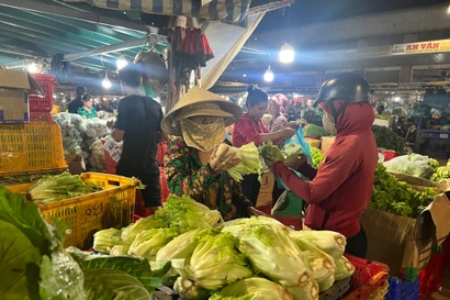 Rau trái về TPHCM tăng dần, nhiều loại chỉ 10.000 đồng/kg