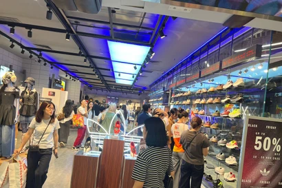 Tín đồ thời trang TPHCM nườm nượp săn Black Friday sớm