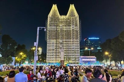Những điểm hẹn Noel đẹp lung linh ở TPHCM, nườm nượp người 'check-in'