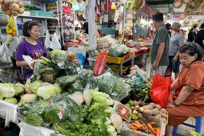 Bà nội trợ chật vật trong vòng xoáy 'bão giá' dịp cận Tết