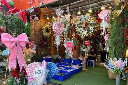 Đồ Noel giá 'sập sàn', nhân viên đội nắng ra đường đón khách vẫn không thấy