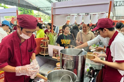 Cảnh tượng xếp hàng hiếm có vào ngày cuối tuần ở TPHCM