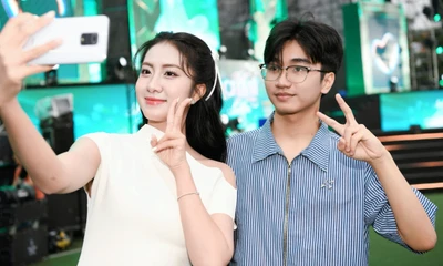 Hoa hậu Hà Trúc Linh hòa cùng dòng người tới xem đêm nhạc 'Chạm Việt Nam'