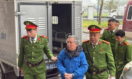 Cảnh sát dẫn giải dàn cựu lãnh đạo Tổng công ty Xi măng Việt Nam đến tòa