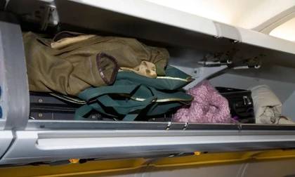 Sai lầm khi để áo khoác trong ngăn hành lý máy bay 