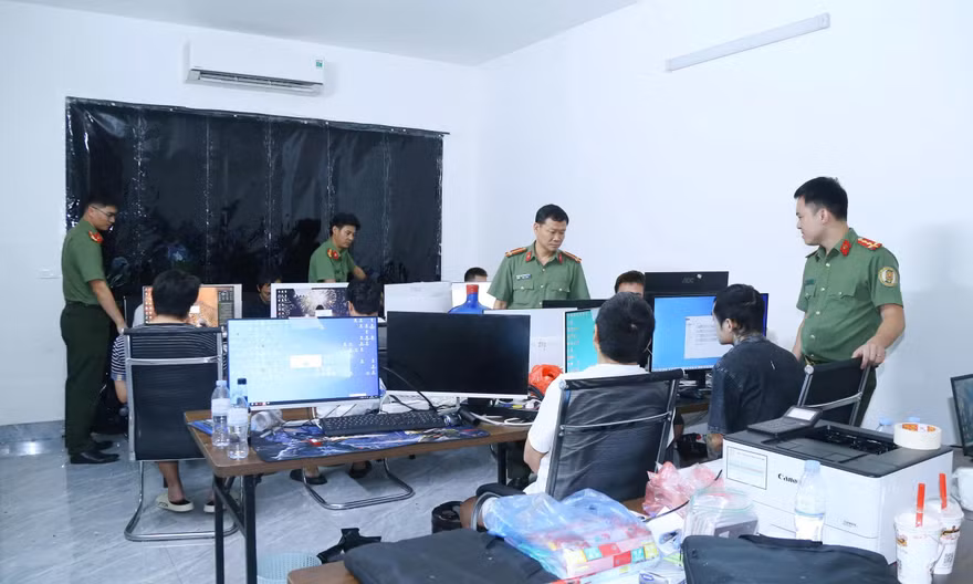 Công an kiểm tra các đối tượng. Ảnh: Công an tỉnh Bắc Ninh.
