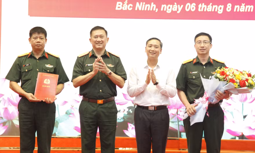 Lãnh đạo Quân khu 1 và tỉnh Bắc Ninh chúc mừng lãnh đạo Trung đoàn Bộ binh số 6. Ảnh: Nguyễn Thắng.