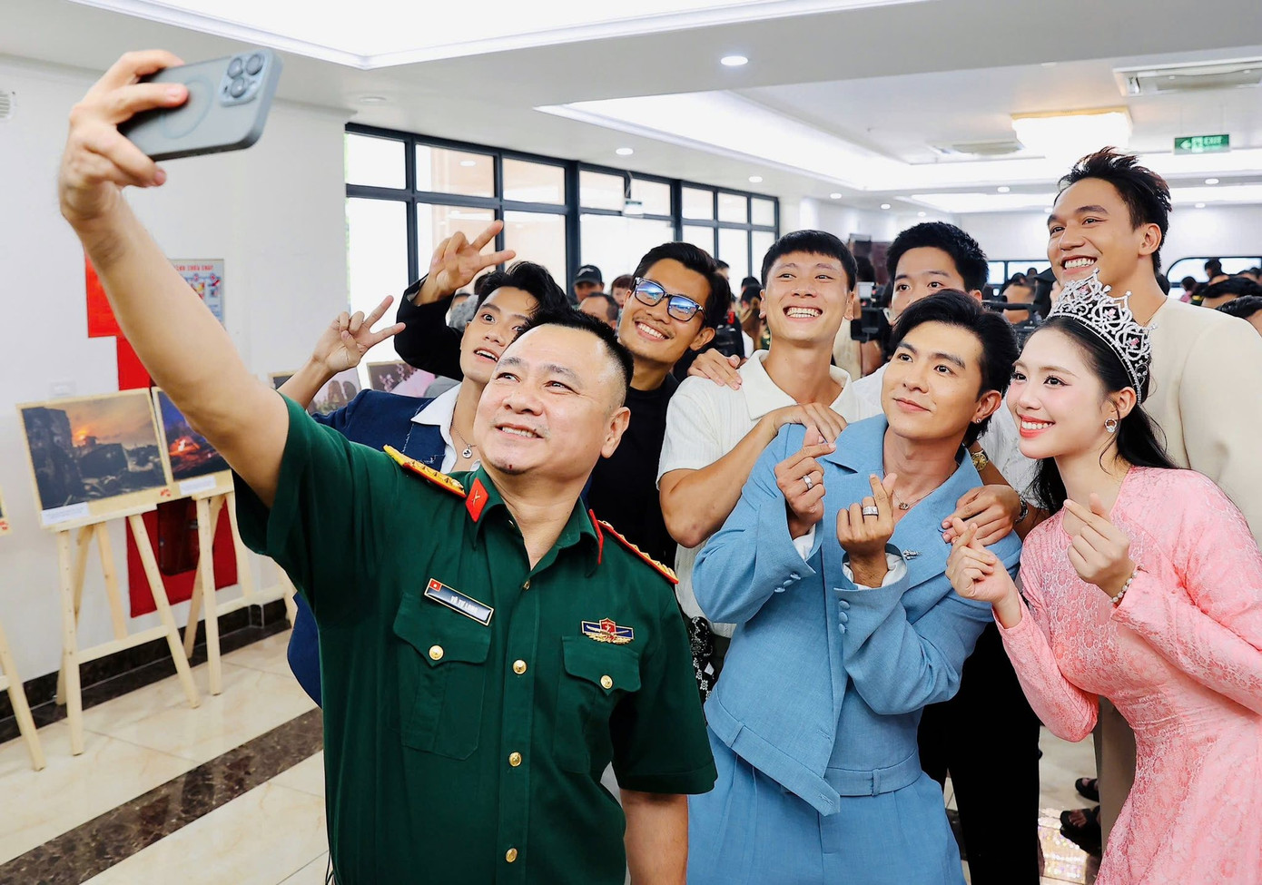 Khoảnh khắc Á hậu Châu Anh hội ngộ NSND Tự Long tại triển lãm ảnh nghệ thuật Mưa đỏ. chau-anh-2.jpg
