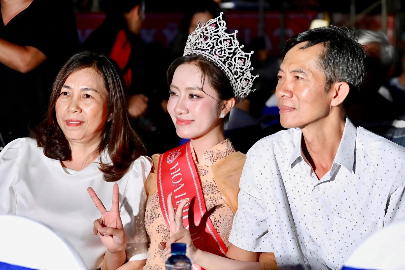 Trúc Linh và bố mẹ hội ngộ trong sự kiện tại Đắk Lắk. truc-linh-2.jpg