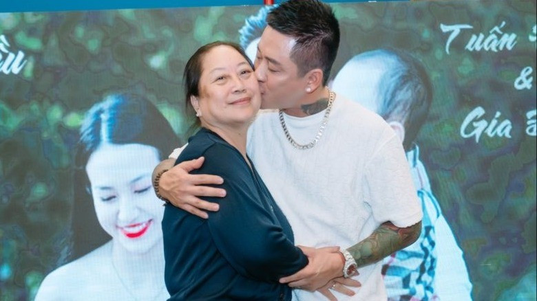 Tuấn Hưng bất an, lo lắng khi sức khỏe mẹ ruột ngày càng yếu sau thời gian mắc bạo bệnh. tuan-hung-2260.jpg