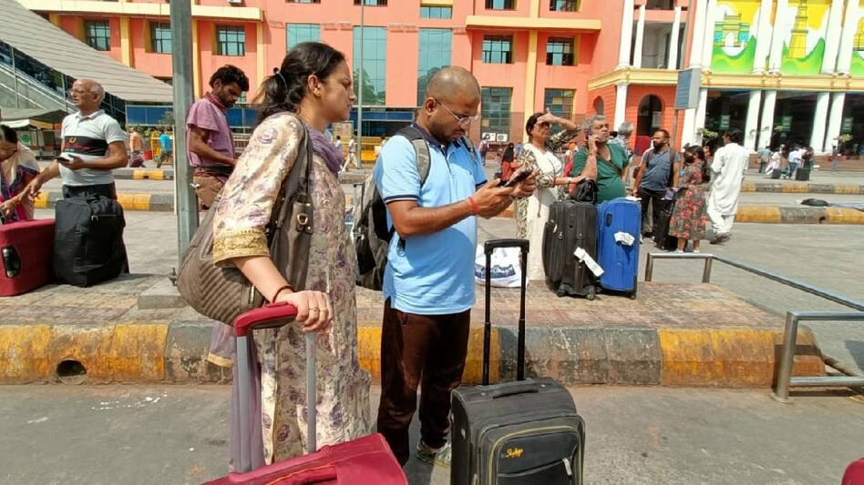 Hàng nghìn hành khách không thể gọi xe đến sân bay vì tài xế Ola và Uber đình công. Ảnh minh họa: Aajtak. du-lich-an-do-hon-loan-vi-hang-nghin-tai-xe-taxi-dinh-cong.png