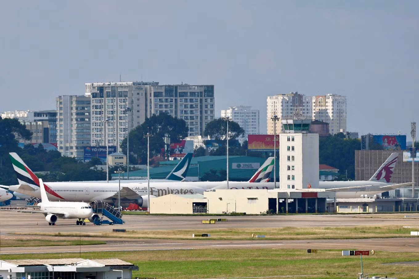 emirates-va-qatarjpg-1772344045605.jpg