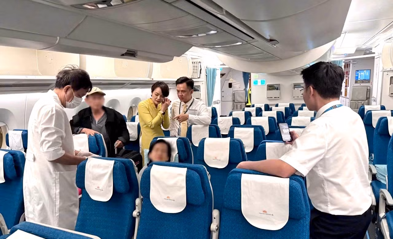 vietnam-airlines-phoi-hop-cung-cac-bac-si-co-mat-tren-chuyen-bay-cap-cuu-kip-thoi-ho-tro-va-xu-ly-chuyen-nghiep-copy.jpg