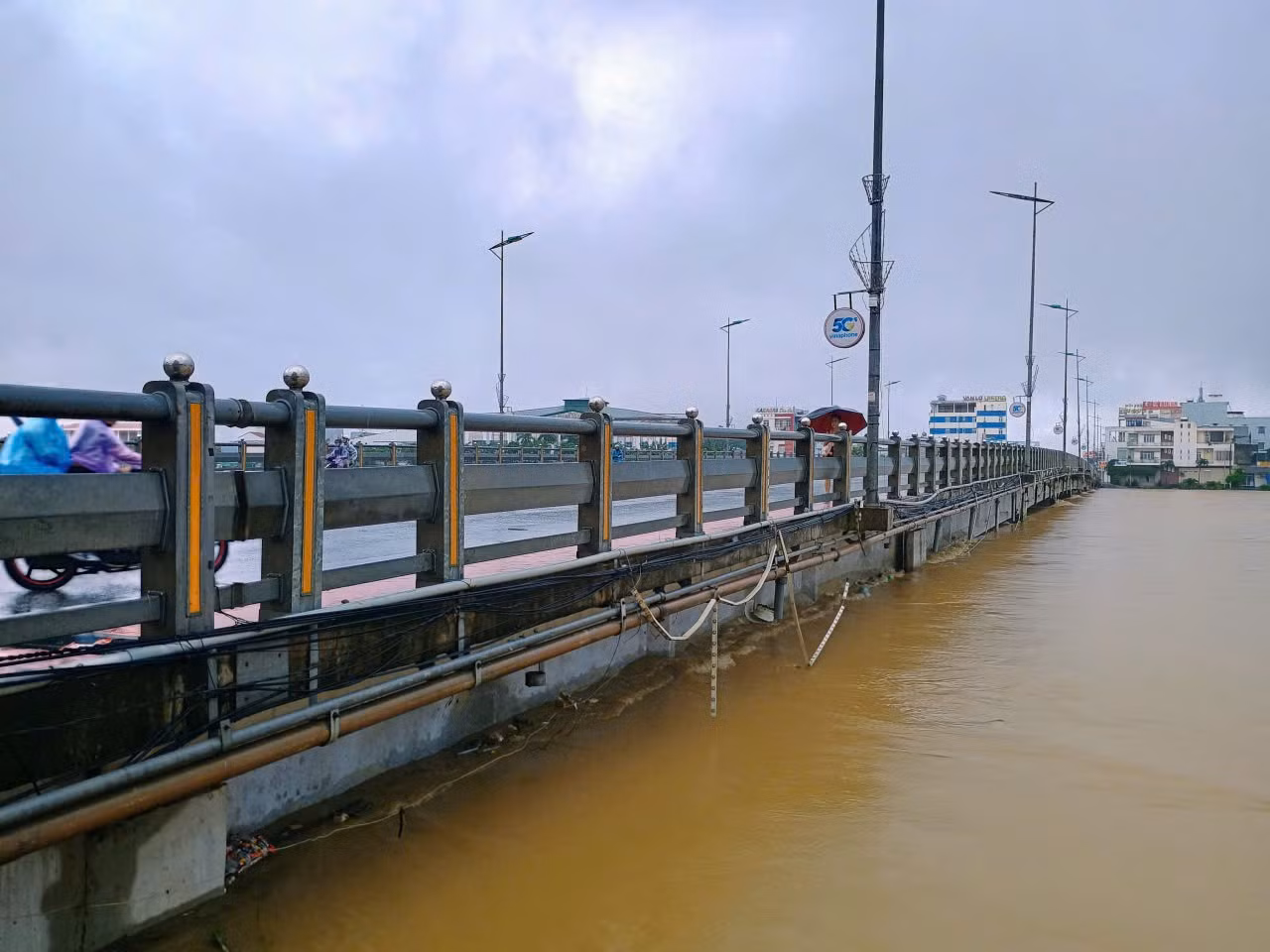 quang-ngai-khan-cap-cam-cau-chau-o-vi-nuoc-lu-dang-cham-dam-cau-4.jpg